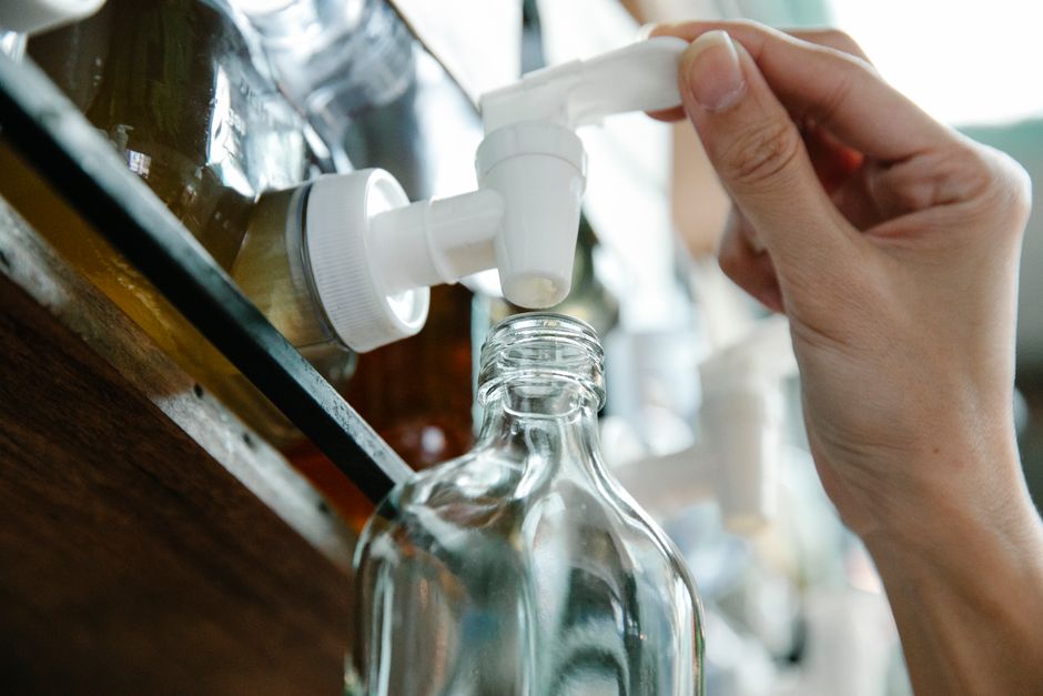Bottom Loading vs Top Loading: Solusi Memilih Dispenser Dapur yang Tepat - Ilustrasi Teknis & Penggunaan