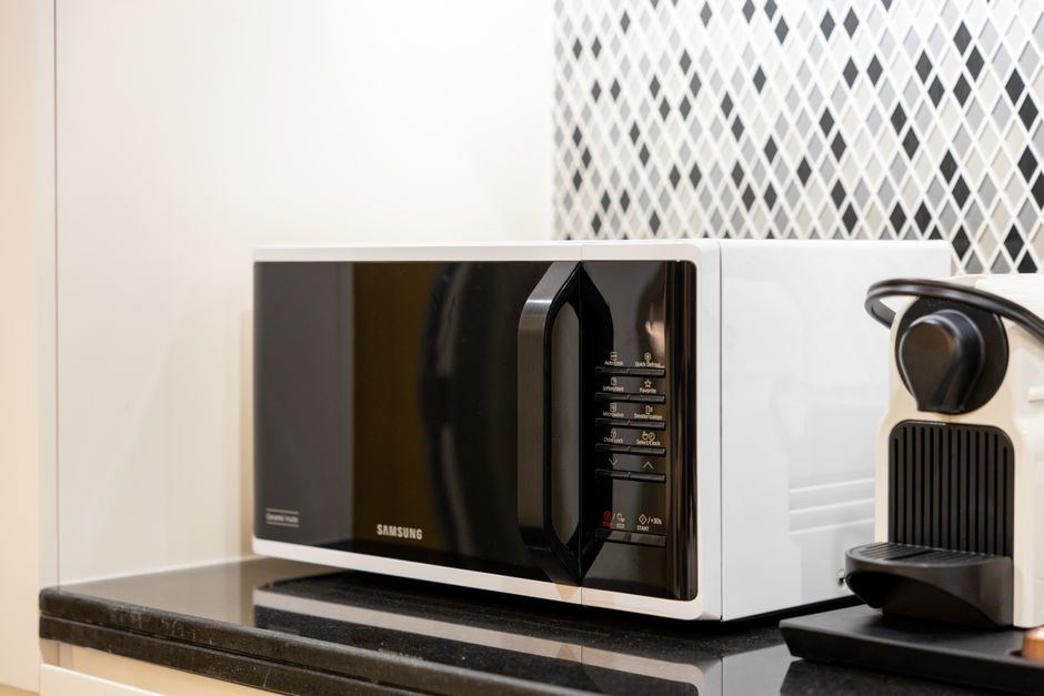 Perbedaan Microwave Dan Oven Listrik: Pertimbangan Budget dan Kebutuhan